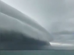 Mengenal Apa Itu Awan Arcus, Viral Disebut Fenomena Awan Tsunami