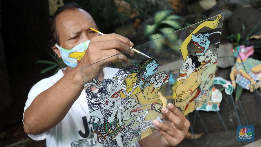 Iskandar Hardjodimuljo seniman pembuat Wayang Uwuh (limbah rumah tangga) menunjukan hasil karyanya di kawasan Cawang, Jakarta Timur, Senin (10/8/2020). (CNBC Indonesia/Andrean Kristianto)