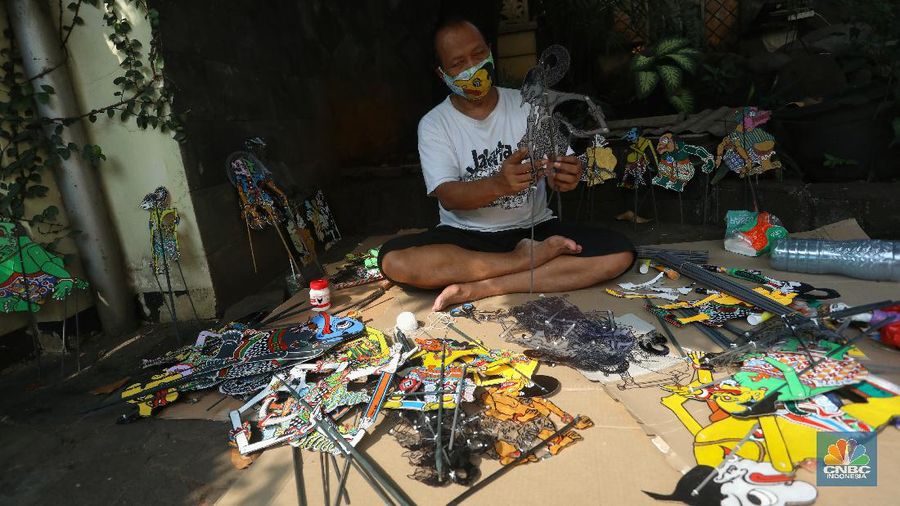 Iskandar Hardjodimuljo seniman pembuat Wayang Uwuh (limbah rumah tangga) menunjukan hasil karyanya di kawasan Cawang, Jakarta Timur, Senin (10/8/2020). (CNBC Indonesia/Andrean Kristianto)