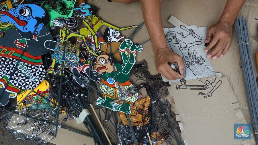 Iskandar Hardjodimuljo seniman pembuat Wayang Uwuh (limbah rumah tangga) menunjukan hasil karyanya di kawasan Cawang, Jakarta Timur, Senin (10/8/2020). (CNBC Indonesia/Andrean Kristianto)