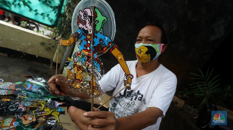 Iskandar Hardjodimuljo seniman pembuat Wayang Uwuh (limbah rumah tangga) menunjukan hasil karyanya di kawasan Cawang, Jakarta Timur, Senin (10/8/2020). (CNBC Indonesia/Andrean Kristianto)