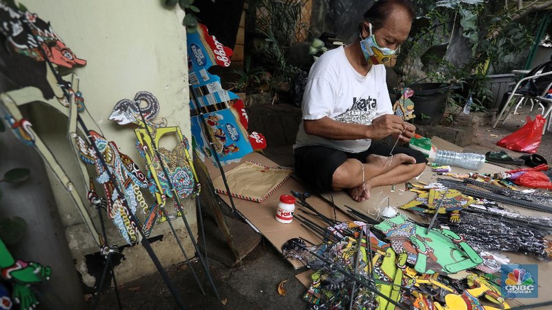 Iskandar Hardjodimuljo seniman pembuat Wayang Uwuh (limbah rumah tangga) menunjukan hasil karyanya di kawasan Cawang, Jakarta Timur, Senin (10/8/2020). (CNBC Indonesia/Andrean Kristianto)