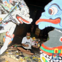 Kreatif! Seniman ini Bikin Wayang dari Sampah Plastik Lho