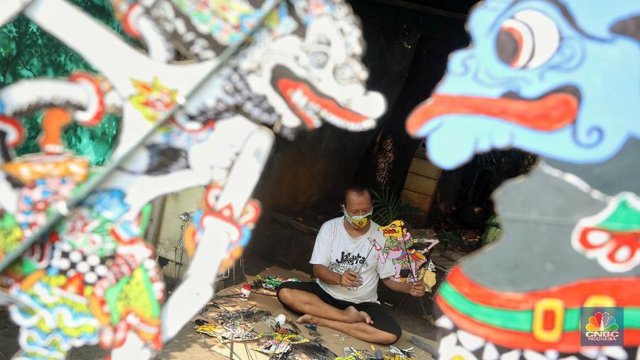 Iskandar Hardjodimuljo seniman pembuat Wayang Uwuh (limbah rumah tangga) menunjukan hasil karyanya di kawasan Cawang, Jakarta Timur, Senin (10/8/2020). (CNBC Indonesia/Andrean Kristianto)