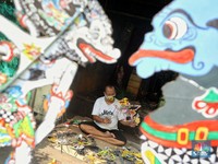 Kreatif! Seniman ini Bikin Wayang dari Sampah Plastik Lho