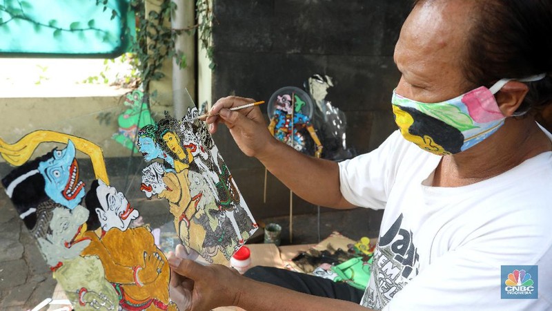 Iskandar Hardjodimuljo seniman pembuat Wayang Uwuh (limbah rumah tangga) menunjukan hasil karyanya di kawasan Cawang, Jakarta Timur, Senin (10/8/2020). (CNBC Indonesia/Andrean Kristianto)