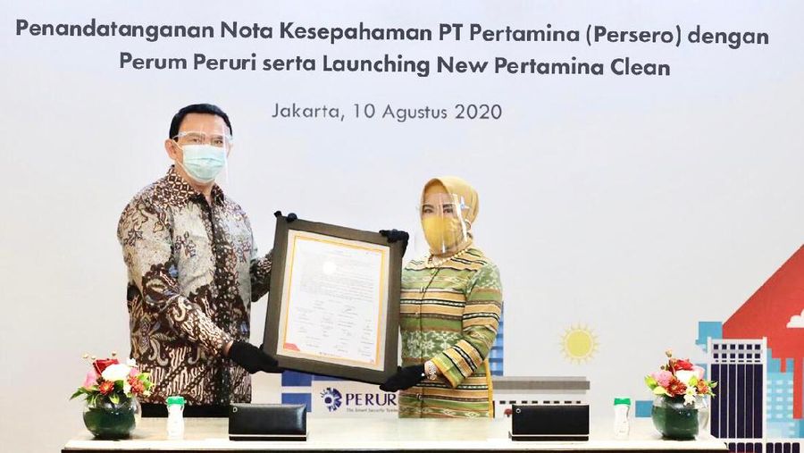 PT Pertamina (Persero) melakukan launching New Pertamina Clean serta penyerahan piagam dari Komisaris Utama PT Pertamina (Persero), Basuki Tjahaja Purnama ke Direktur Utama PT Pertamina (Persero), Nicke Widyawati dengan protokol Covid 19 di Lantai Mezzanine, Ruang Executive Lounge, Kantor Pusat Pertamina, Jakarta Pusat, Senin, 10/8/20.