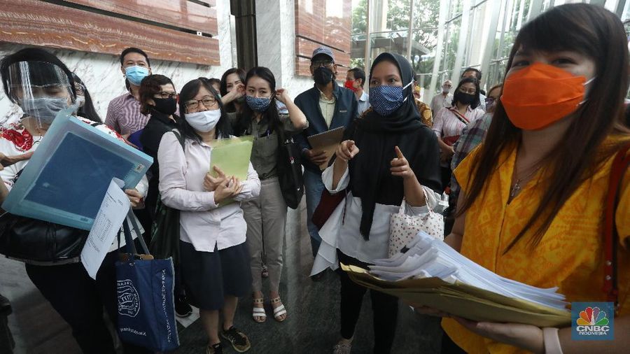Puluhan Pemegang Polis Asuransi Kresna Geruduk Kantor OJK (CNBC Indonesia/Andrean Kristianto)