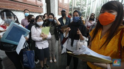 Puluhan Pemegang Polis Asuransi Kresna Geruduk Kantor OJK (CNBC Indonesia/Andrean Kristianto) Puluhan Pemegang Polis Asuransi Kresna Geruduk Kantor OJK (CNBC Indonesia/Andrean Kristianto)
