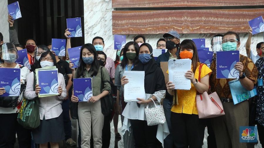 Puluhan Pemegang Polis Asuransi Kresna Geruduk Kantor OJK (վ/Andrean Kristianto)