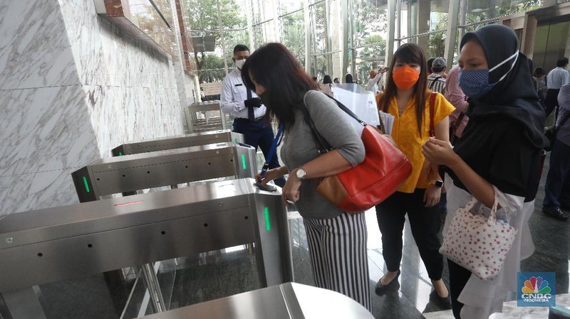 Puluhan Pemegang Polis Asuransi Kresna Geruduk Kantor OJK (CNBC Indonesia/Andrean Kristianto)