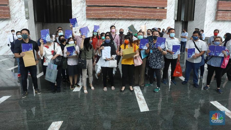 Puluhan Pemegang Polis Asuransi Kresna Geruduk Kantor OJK (CNBC Indonesia/Andrean Kristianto)