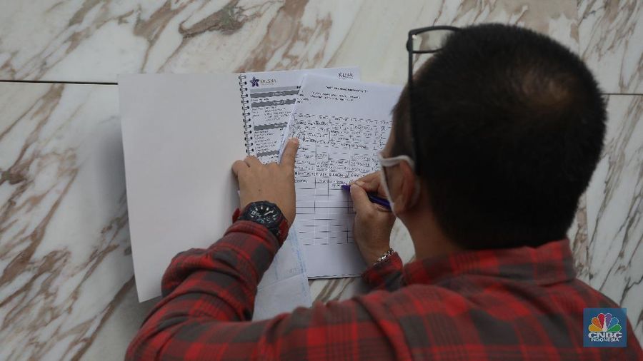 Puluhan Pemegang Polis Asuransi Kresna Geruduk Kantor OJK (CNBC Indonesia/Andrean Kristianto)