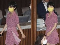 Berbusana Minim, Anggota DPR Termuda Ini Dikecam!