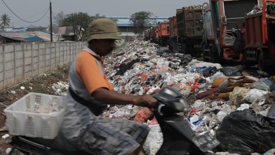 Tempat Pengelolaan Sampah Terpadu (TPST) Bantar Gebang, di Bekasi, Jawa Barat, Senin (10/8/20). (CNBC Indonesia/Tri Susilo)