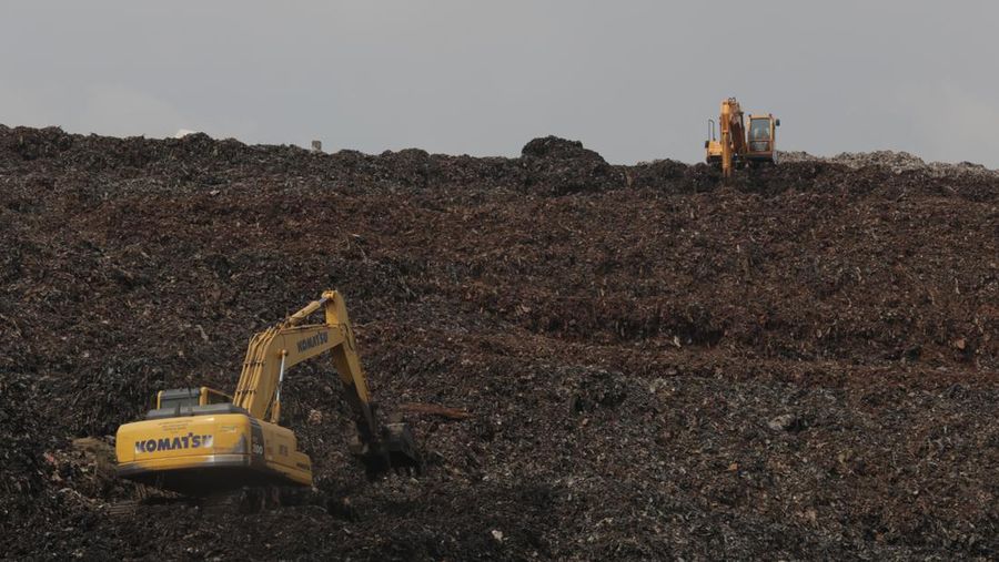 Tempat Pengelolaan Sampah Terpadu (TPST) Bantar Gebang, di Bekasi, Jawa Barat, Senin (10/8/20). (CNBC Indonesia/Tri Susilo)