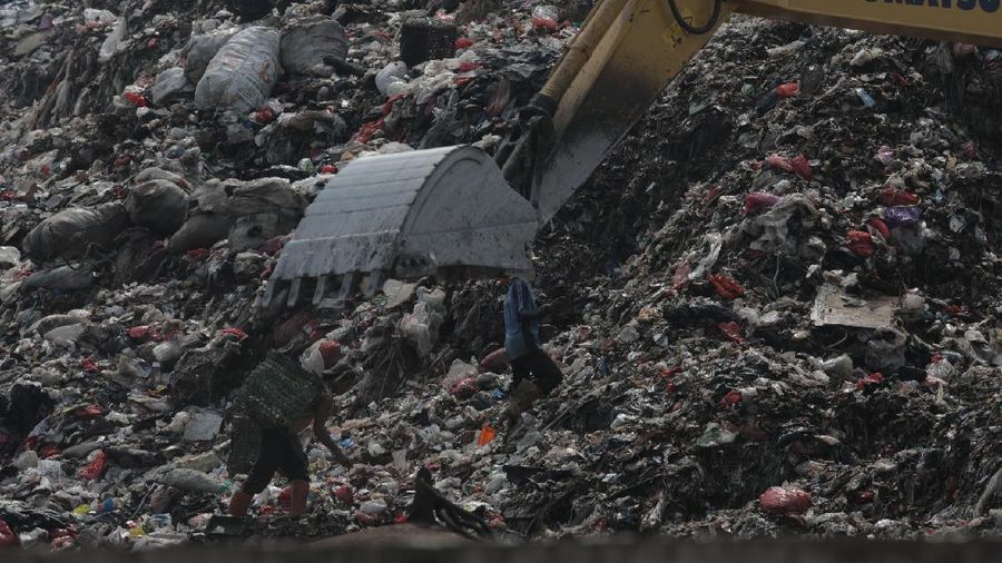 Tempat Pengelolaan Sampah Terpadu (TPST) Bantar Gebang, di Bekasi, Jawa Barat, Senin (10/8/20). (CNBC Indonesia/Tri Susilo)