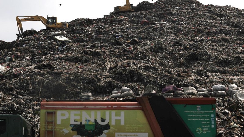 Tempat Pengelolaan Sampah Terpadu (TPST) Bantar Gebang, di Bekasi, Jawa Barat, Senin (10/8/20). (CNBC Indonesia/Tri Susilo)