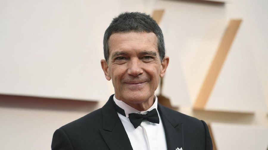 FILE - Antonio Banderas arrives at the Oscars in Los Angeles on Feb. 9, 2020.  Banderas says he’s tested positive for COVID-19 and is celebrating his 60th birthday in quarantine. The Spanish actor announced his positive test on Instagram on Monday. (Photo by Richard Shotwell/Invision/AP, File)
