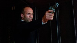 Lompatan Indah Jason Statham dari Kolam ke Kamera