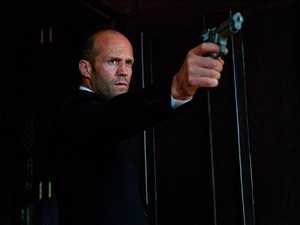 Lompatan Indah Jason Statham dari Kolam ke Kamera