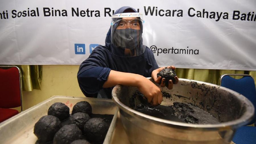 Nia Fitriati (27 tahun) salah satu warga Panti Sosial Bina Netra Rungu Wicara Cahaya Batin, Cawang , Jakarta Timur.