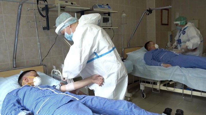 Petugas medis dengan alat pelindung mengambil darah para sukarelawan yang berpartisipasi dalam uji coba vaksin virus corona di Rumah Sakit Utama Militer Budenko di luar Moskow, Rusia. (Russian Defense Ministry Press Service via AP) Petugas medis dengan alat pelindung mengambil darah para sukarelawan yang berpartisipasi dalam uji coba vaksin virus corona di Rumah Sakit Utama Militer Budenko di luar Moskow, Rusia. (Russian Defense Ministry Press Service via AP)