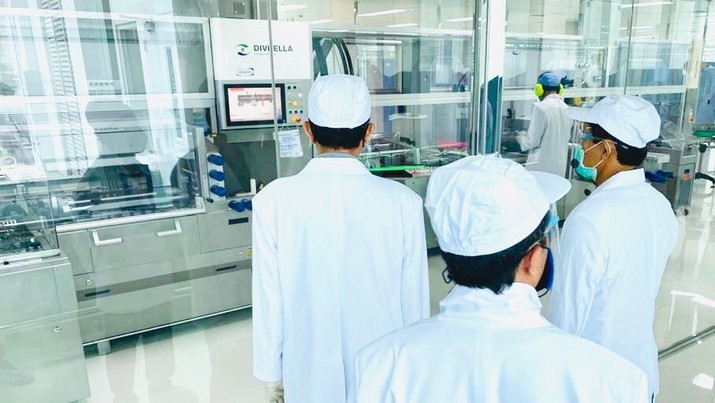 Presiden Joko Widodo tiba di PT Bio Farma (Persero) Bandung untuk meninjau fasilitas produksi dan pengemasan Vaksin COVID-19, Selasa 11 Agustus 2020 pukul 09.45 WIB. (Biro Pers, Media dan Informasi Sekretariat Presiden)