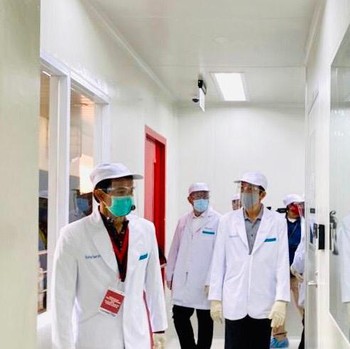 Momen Jokowi 'Blusukan' Cek Vaksin Covid-19 Made in Bandung