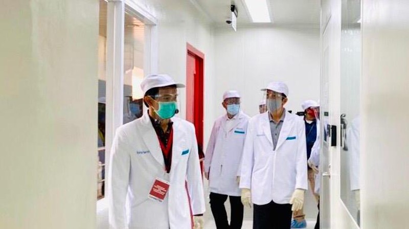 Presiden Joko Widodo tiba di PT Bio Farma (Persero) Bandung untuk meninjau fasilitas produksi dan pengemasan Vaksin COVID-19, Selasa 11 Agustus 2020 pukul 09.45 WIB. (Biro Pers, Media dan Informasi Sekretariat Presiden)