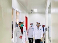 Momen Jokowi 'Blusukan' Cek Vaksin Covid-19 Made in Bandung