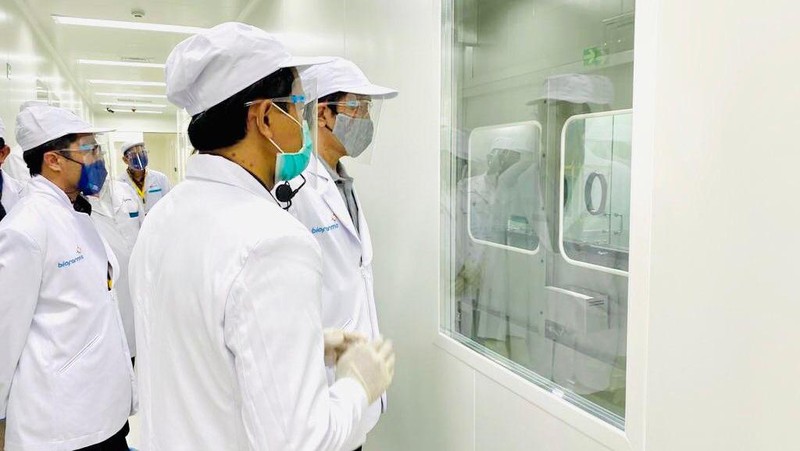 Presiden Joko Widodo tiba di PT Bio Farma (Persero) Bandung untuk meninjau fasilitas produksi dan pengemasan Vaksin COVID-19, Selasa 11 Agustus 2020 pukul 09.45 WIB. (Biro Pers, Media dan Informasi Sekretariat Presiden)