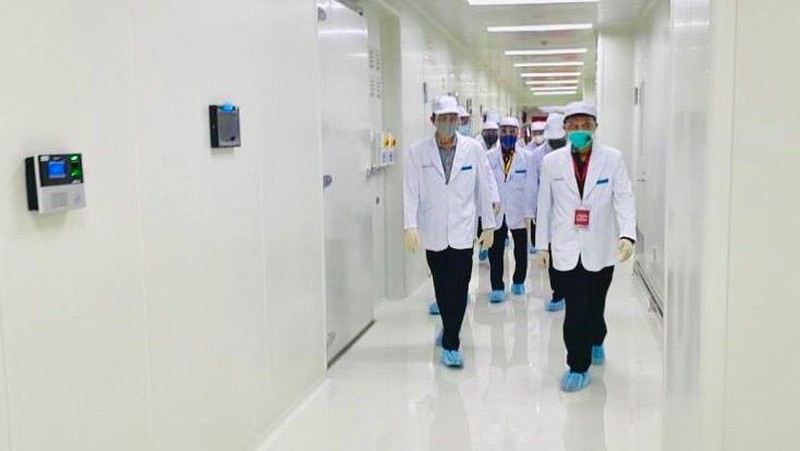 Presiden Joko Widodo tiba di PT Bio Farma (Persero) Bandung untuk meninjau fasilitas produksi dan pengemasan Vaksin COVID-19, Selasa 11 Agustus 2020 pukul 09.45 WIB. (Biro Pers, Media dan Informasi Sekretariat Presiden)