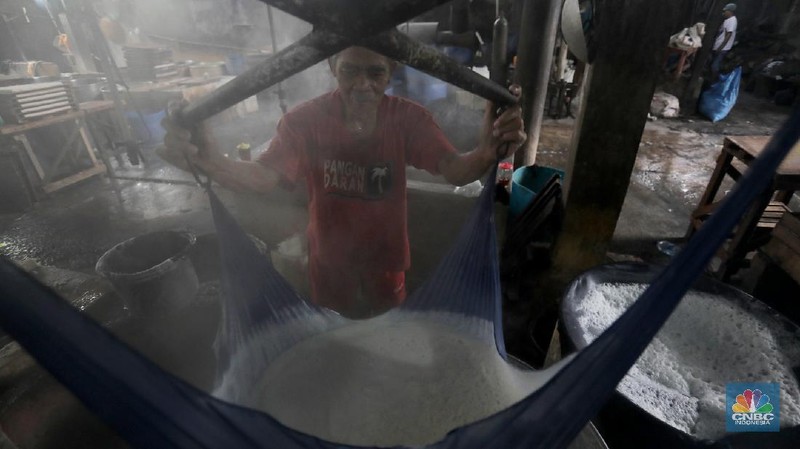 Sejumlah produsen tahu mengeluhkan turunnya produksi akibat pandemi Covid-19 yang mencapai 60-80 persen per hari. Imbas Covid-19 yang belum berakhir hingga saat ini menyebabkan pengusaha tahu kelimpungan, mereka sangat berharap situasi ini segera kembali normal.  (CNBC Indonesia/Tri Susilo)