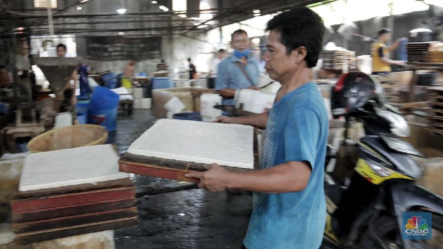 Sejumlah produsen tahu mengeluhkan turunnya produksi akibat pandemi Covid-19 yang mencapai 60-80 persen per hari. Imbas Covid-19 yang belum berakhir hingga saat ini menyebabkan pengusaha tahu kelimpungan, mereka sangat berharap situasi ini segera kembali normal.  (CNBC Indonesia/Tri Susilo)