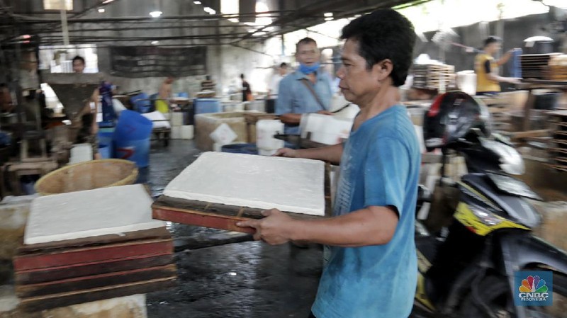 Sejumlah produsen tahu mengeluhkan turunnya produksi akibat pandemi Covid-19 yang mencapai 60-80 persen per hari. Imbas Covid-19 yang belum berakhir hingga saat ini menyebabkan pengusaha tahu kelimpungan, mereka sangat berharap situasi ini segera kembali normal.  (CNBC Indonesia/Tri Susilo)
