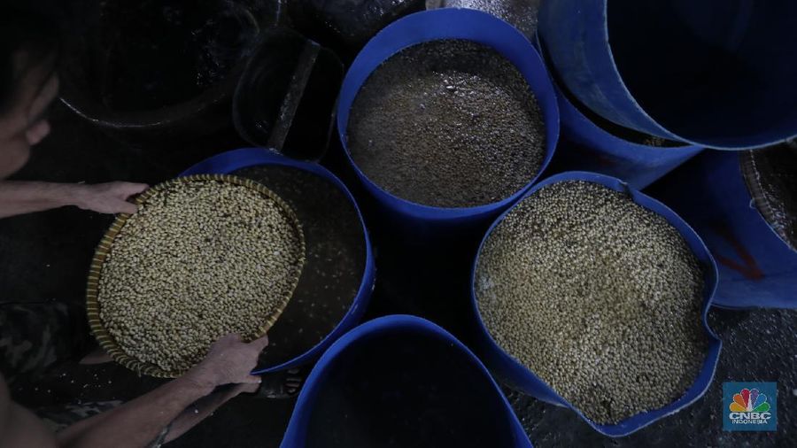 Sejumlah produsen tahu mengeluhkan turunnya produksi akibat pandemi Covid-19 yang mencapai 60-80 persen per hari. Imbas Covid-19 yang belum berakhir hingga saat ini menyebabkan pengusaha tahu kelimpungan, mereka sangat berharap situasi ini segera kembali normal.  (CNBC Indonesia/Tri Susilo)
