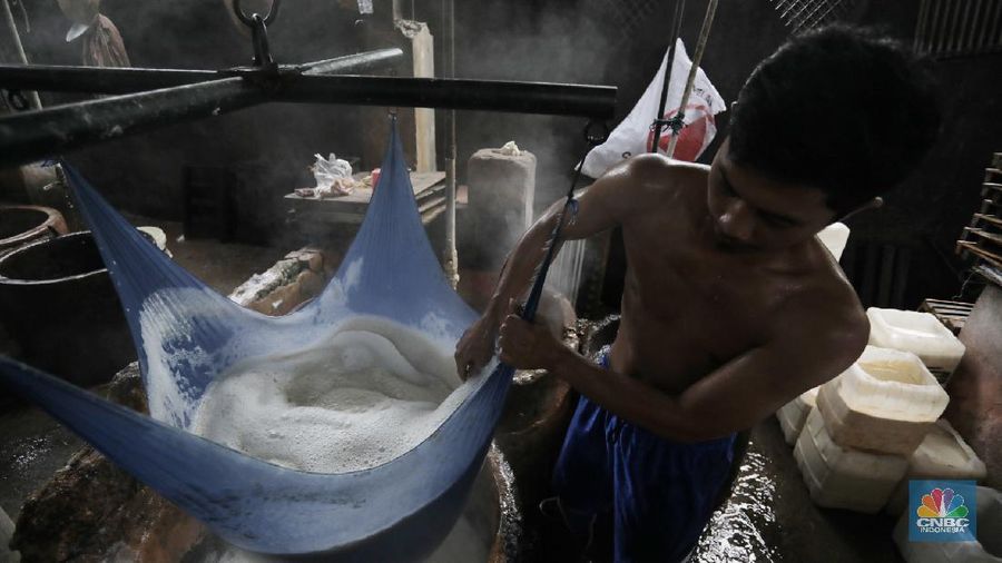Sejumlah produsen tahu mengeluhkan turunnya produksi akibat pandemi Covid-19 yang mencapai 60-80 persen per hari. Imbas Covid-19 yang belum berakhir hingga saat ini menyebabkan pengusaha tahu kelimpungan, mereka sangat berharap situasi ini segera kembali normal.  (CNBC Indonesia/Tri Susilo)