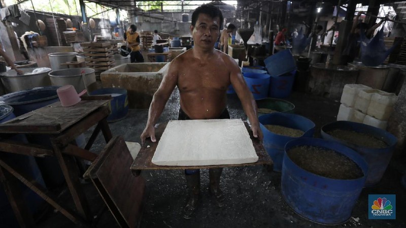 Sejumlah produsen tahu mengeluhkan turunnya produksi akibat pandemi Covid-19 yang mencapai 60-80 persen per hari. Imbas Covid-19 yang belum berakhir hingga saat ini menyebabkan pengusaha tahu kelimpungan, mereka sangat berharap situasi ini segera kembali normal.  (CNBC Indonesia/Tri Susilo)