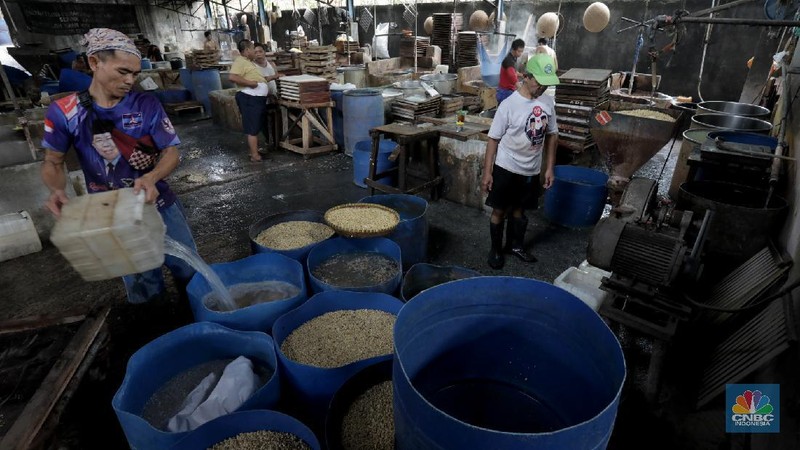 Sejumlah produsen tahu mengeluhkan turunnya produksi akibat pandemi Covid-19 yang mencapai 60-80 persen per hari. Imbas Covid-19 yang belum berakhir hingga saat ini menyebabkan pengusaha tahu kelimpungan, mereka sangat berharap situasi ini segera kembali normal.  (CNBC Indonesia/Tri Susilo)