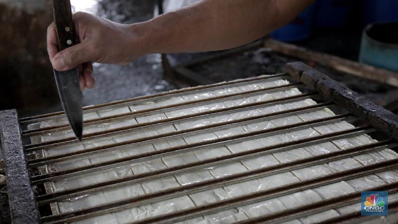 Sejumlah produsen tahu mengeluhkan turunnya produksi akibat pandemi Covid-19 yang mencapai 60-80 persen per hari. Imbas Covid-19 yang belum berakhir hingga saat ini menyebabkan pengusaha tahu kelimpungan, mereka sangat berharap situasi ini segera kembali normal.  (CNBC Indonesia/Tri Susilo)