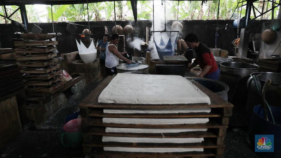 Sejumlah produsen tahu mengeluhkan turunnya produksi akibat pandemi Covid-19 yang mencapai 60-80 persen per hari. Imbas Covid-19 yang belum berakhir hingga saat ini menyebabkan pengusaha tahu kelimpungan, mereka sangat berharap situasi ini segera kembali normal.  (CNBC Indonesia/Tri Susilo)