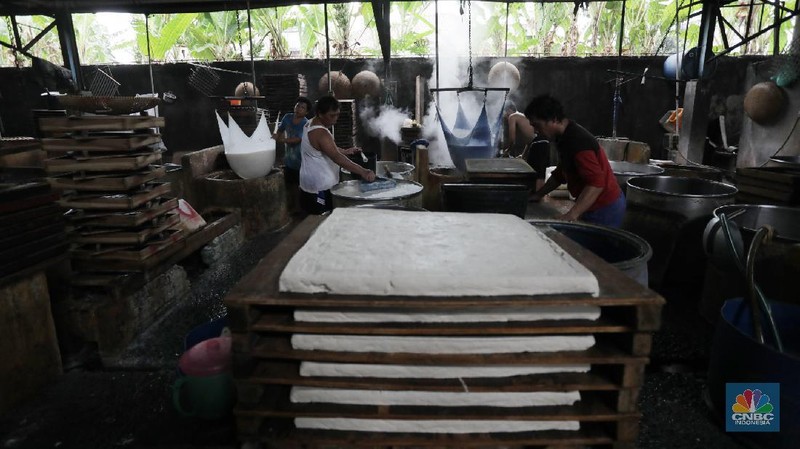 Sejumlah produsen tahu mengeluhkan turunnya produksi akibat pandemi Covid-19 yang mencapai 60-80 persen per hari. Imbas Covid-19 yang belum berakhir hingga saat ini menyebabkan pengusaha tahu kelimpungan, mereka sangat berharap situasi ini segera kembali normal.  (CNBC Indonesia/Tri Susilo)