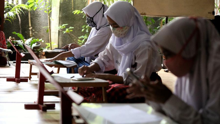 Sejumlah siswa belajar menggunakan fasilitas wifi gratis di Sanggar Suluk Nusantara di Wilayah Perumahan Depok Mulya 1, Depok, Jawa Barat, Selasa (11/8/2020). Sri Wiwoho pemilik sanggar budaya sekaligus warga yang memprakarsai wifi gratis ini mengungkap Fasilitas wifi itu disediakan sebagai bentuk kepedulian atas kesulitan biaya untuk kebutuhan belajar daring 