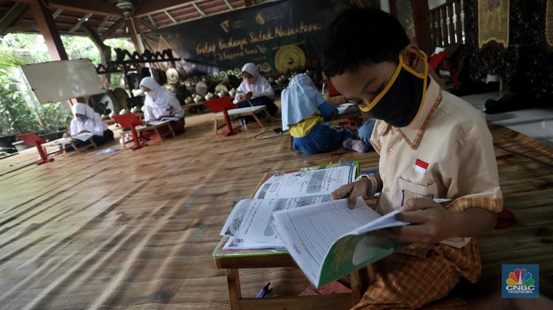 Sejumlah siswa belajar menggunakan fasilitas wifi gratis di Sanggar Suluk Nusantara di Wilayah Perumahan Depok Mulya 1, Depok, Jawa Barat, Selasa (11/8/2020). Sri Wiwoho pemilik sanggar budaya sekaligus warga yang memprakarsai wifi gratis ini mengungkap Fasilitas wifi itu disediakan sebagai bentuk kepedulian atas kesulitan biaya untuk kebutuhan belajar daring 