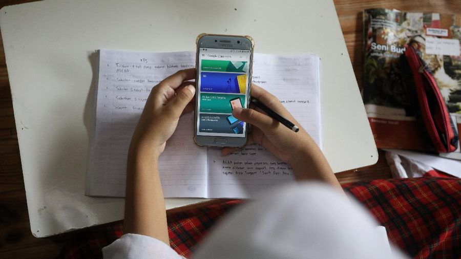 Sejumlah siswa belajar menggunakan fasilitas wifi gratis di Sanggar Suluk Nusantara di Wilayah Perumahan Depok Mulya 1, Depok, Jawa Barat, Selasa (11/8/2020). Sri Wiwoho pemilik sanggar budaya sekaligus warga yang memprakarsai wifi gratis ini mengungkap Fasilitas wifi itu disediakan sebagai bentuk kepedulian atas kesulitan biaya untuk kebutuhan belajar daring 