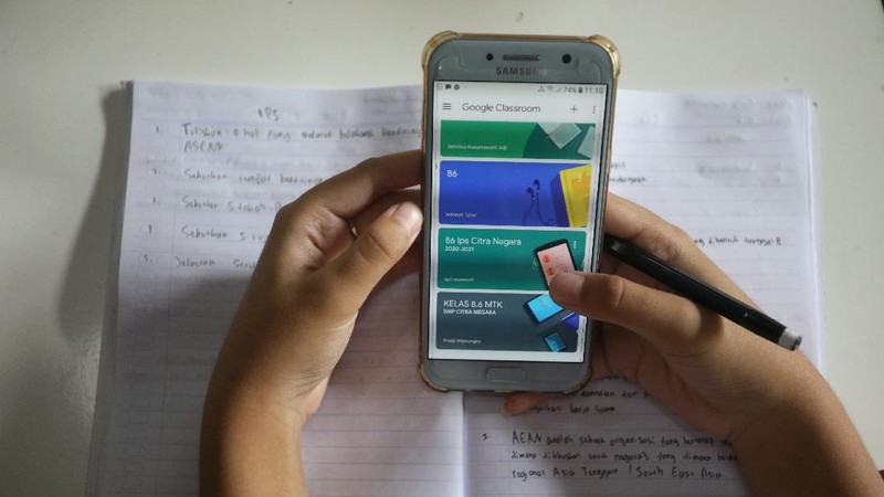 Sejumlah siswa belajar menggunakan fasilitas wifi gratis di Sanggar Suluk Nusantara di Wilayah Perumahan Depok Mulya 1, Depok, Jawa Barat, Selasa (11/8/2020). Sri Wiwoho pemilik sanggar budaya sekaligus warga yang memprakarsai wifi gratis ini mengungkap Fasilitas wifi itu disediakan sebagai bentuk kepedulian atas kesulitan biaya untuk kebutuhan belajar daring 