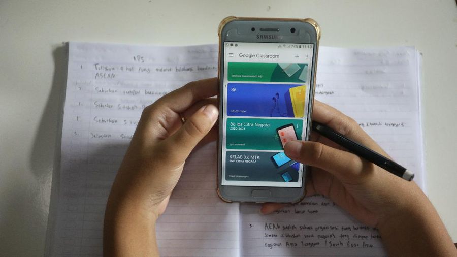 Sejumlah siswa belajar menggunakan fasilitas wifi gratis di Sanggar Suluk Nusantara di Wilayah Perumahan Depok Mulya 1, Depok, Jawa Barat, Selasa (11/8/2020). Sri Wiwoho pemilik sanggar budaya sekaligus warga yang memprakarsai wifi gratis ini mengungkap Fasilitas wifi itu disediakan sebagai bentuk kepedulian atas kesulitan biaya untuk kebutuhan belajar daring