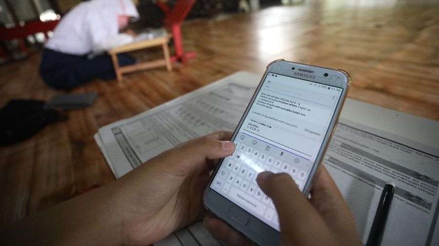 Sejumlah siswa belajar menggunakan fasilitas wifi gratis di Sanggar Suluk Nusantara di Wilayah Perumahan Depok Mulya 1, Depok, Jawa Barat, Selasa (11/8/2020). Sri Wiwoho pemilik sanggar budaya sekaligus warga yang memprakarsai wifi gratis ini mengungkap Fasilitas wifi itu disediakan sebagai bentuk kepedulian atas kesulitan biaya untuk kebutuhan belajar daring 