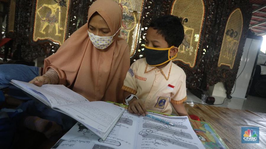 Sejumlah siswa belajar menggunakan fasilitas wifi gratis di Sanggar Suluk Nusantara di Wilayah Perumahan Depok Mulya 1, Depok, Jawa Barat, Selasa (11/8/2020). Sri Wiwoho pemilik sanggar budaya sekaligus warga yang memprakarsai wifi gratis ini mengungkap Fasilitas wifi itu disediakan sebagai bentuk kepedulian atas kesulitan biaya untuk kebutuhan belajar daring 